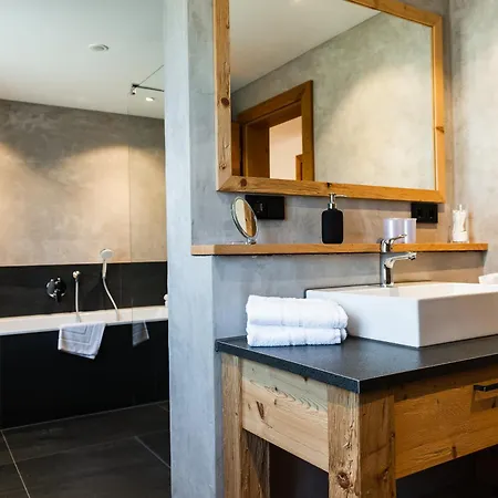Haus Alpspitzchalet 32 度假居 *
